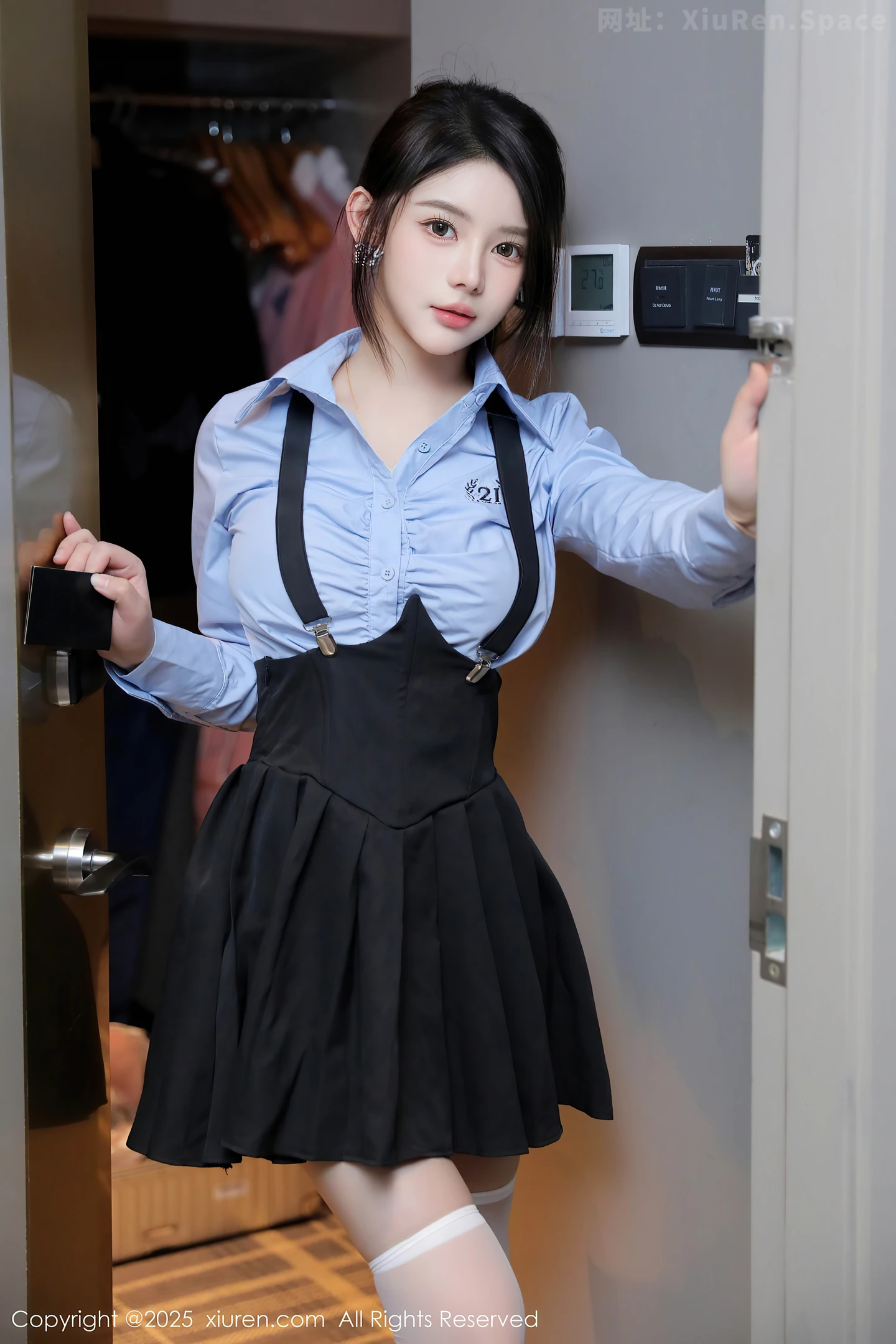 图片[6]-[XiuRen秀人网] VOL.9819 模特爱酱里性感蓝T配黑色吊带短裙露白丝袜秀完美身材诱惑写真80P-秀人网官方网站